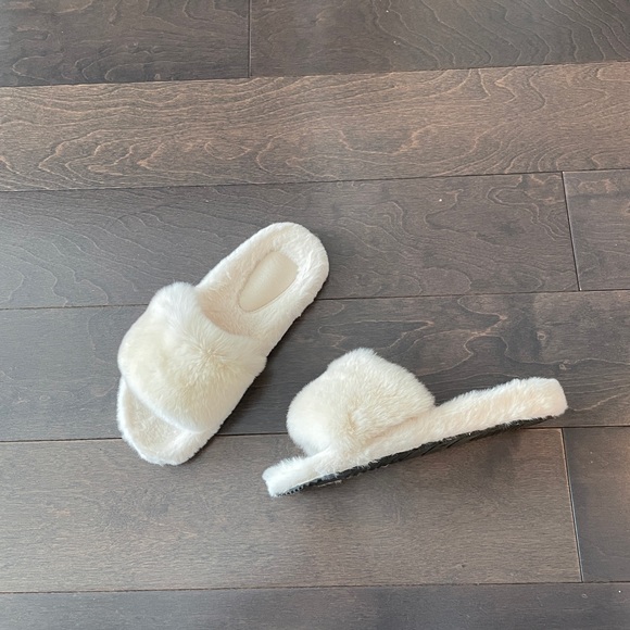 Faux fur slides (like new) - Picture 4 of 7